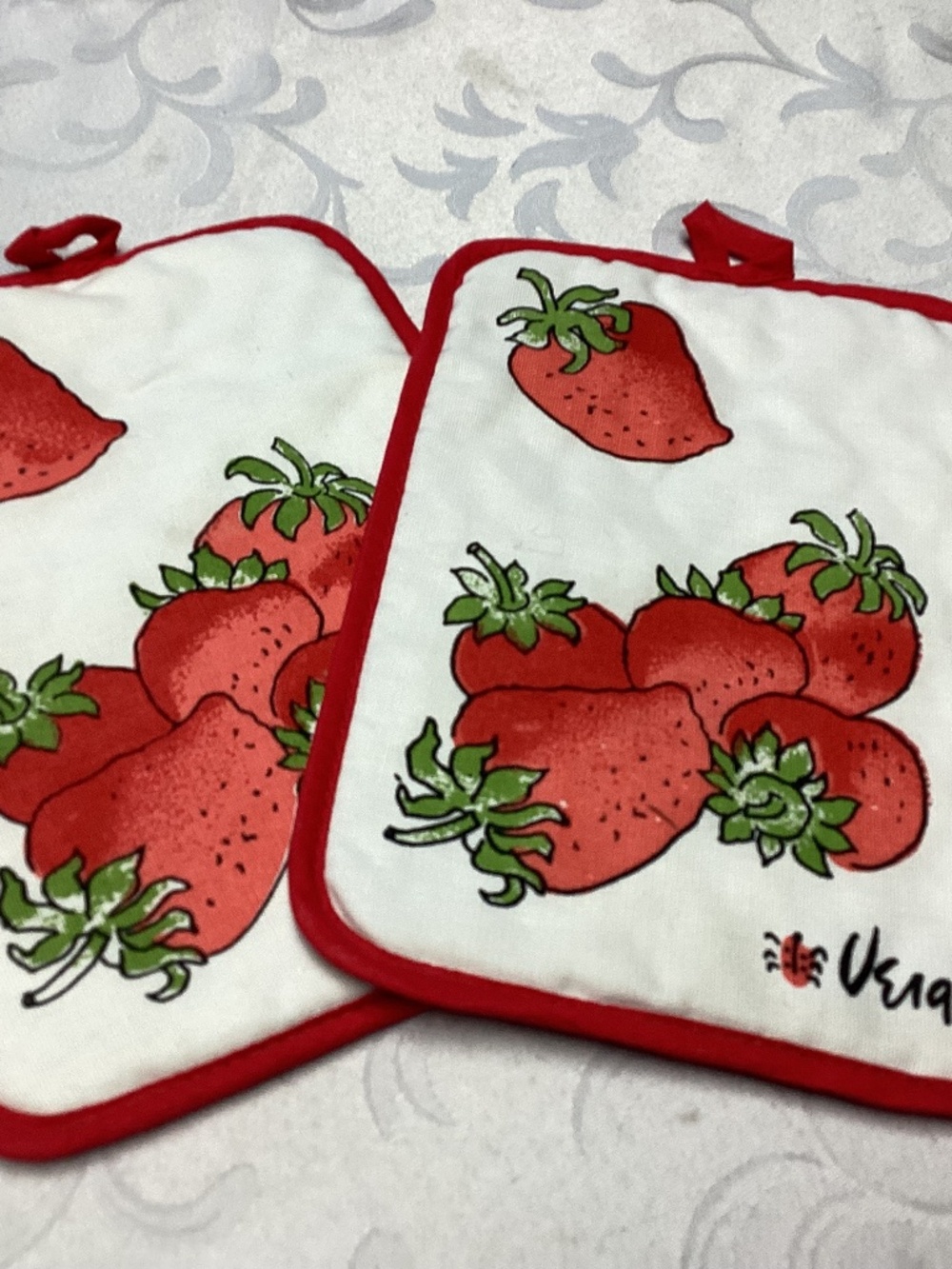VERA NEUMAN RARE RARE RARE !STRAWBERRY POT HOLDERS